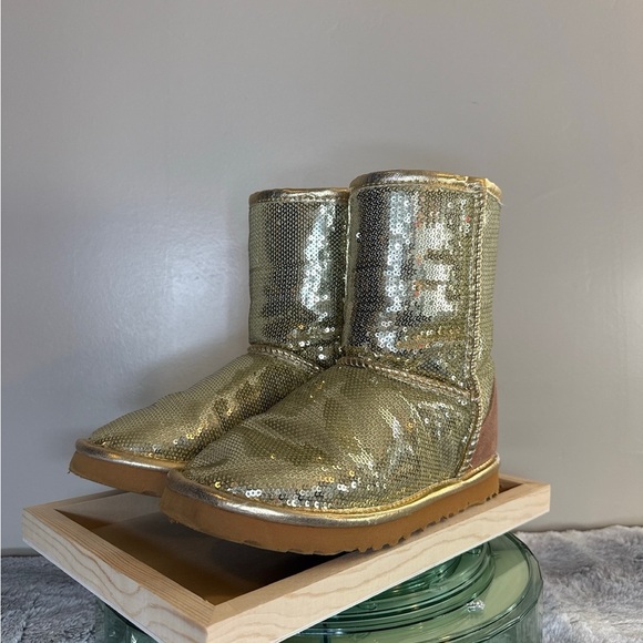 UGG Classic Sequin Sparkle Gold Women’s Size 5 Youth 3 Winter Fashion Boots - Picture 1 of 9